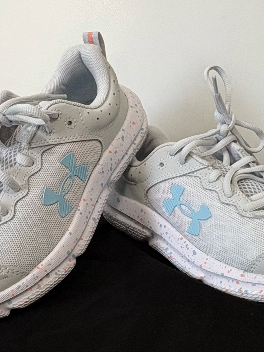 Under Armour Assert 10 GS Paint Splatter Halo Grey Blizzard Shoes 5Y Women 6.5